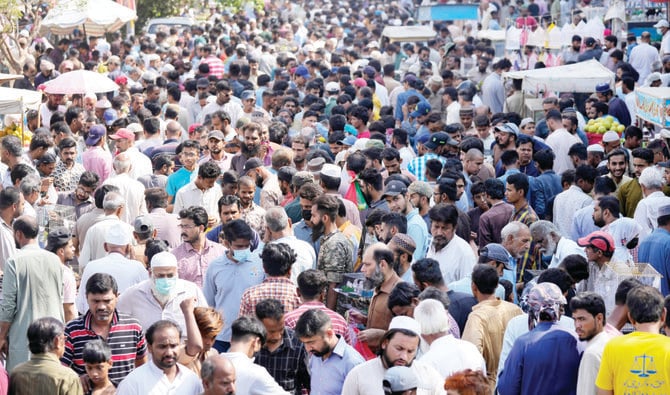 月曜日、パキスタンのラホールで毎週開催されるペット市場で買い物をするパキスタン人。急速な人口増加により、水と食料を求めて争う人々が増えている。(AP)