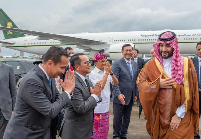 サウジアラビアのムハンマド・ビン・サルマン皇太子はバリ島のングラ・ライ国際空港で、インドネシアのルフット・パンジャイタン海洋・投資担当調整大臣や数人の高官の見送りを受けた。(SPA)