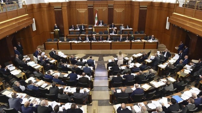 レバノン議会の諸陣営は、危機に直面するこの国で何を優先すべきかをめぐって相反する見解を主張している。（AP/ファイル）