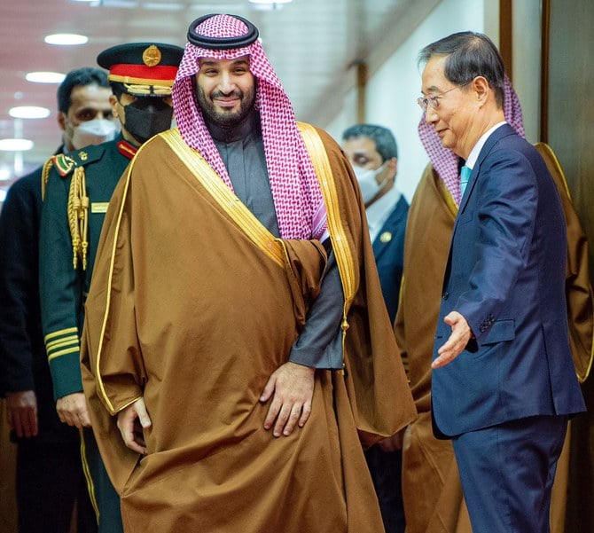 ソウル到着時にハン・ドクス韓国首相の出迎えを受ける、サウジアラビアのムハンマド・ビン・サルマン皇太子。（SPA）
