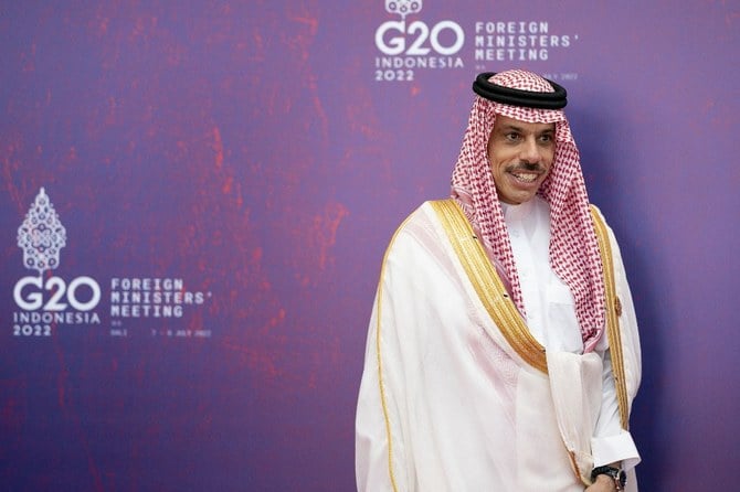 サウジアラビアのファイサル・ビン・ファルハーン外務大臣がインドネシアのリゾート地、バリ島のヌサドゥアでのG20外相会議に出席するため現地に到着。（ファイル／AFP）