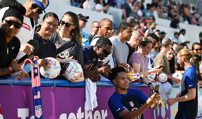 2022年サッカーW杯カタール大会に向け、ドーハでトレーニングを行った後、ファンと一緒に自撮りする米国代表MFウェストン・マッケニー選手。（AFP）