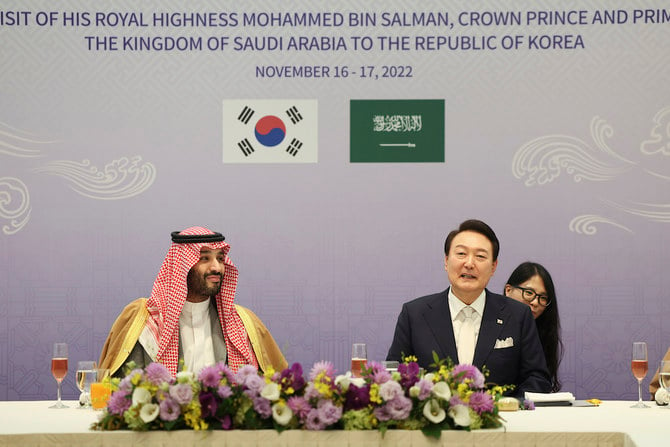 2022年11月17日、ソウルにてサウジアラビアのムハンマド・ビン・サルマン皇太子（左）と韓国の尹錫悦（ユン・ソクヨル）大統領。（韓国大統領府/AP経由聯合ニュース）