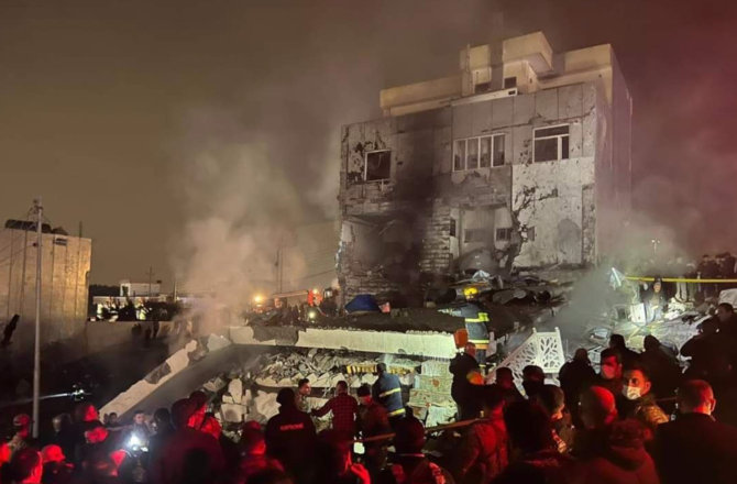 スレイマニヤの民間防衛隊によると、現在10部隊が倒壊した建物の瓦礫の下に取り残された人々の救助にあたっている。(INA)
