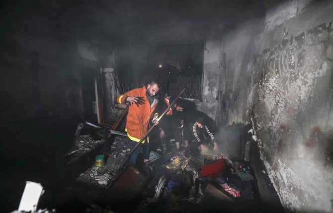 2022年11月17日、ガザ地区北部のジャバリア難民キャンプで炎に包まれたアパートの消火にあたるパレスチナの消防士。(AFP)