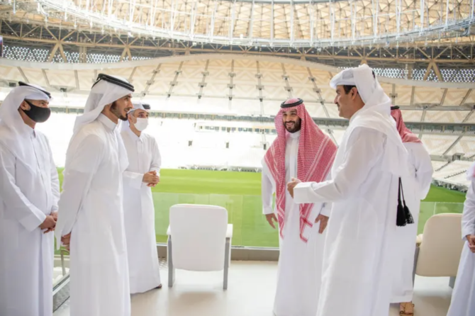 カタールの首長であるシェイク・タミーム・ビン・ハマド・アール・サーニー氏と共にルサイル・スタジアムを訪れるサウジアラビアのムハンマド・ビン・サルマン皇太子。 （ファイル/AFP）