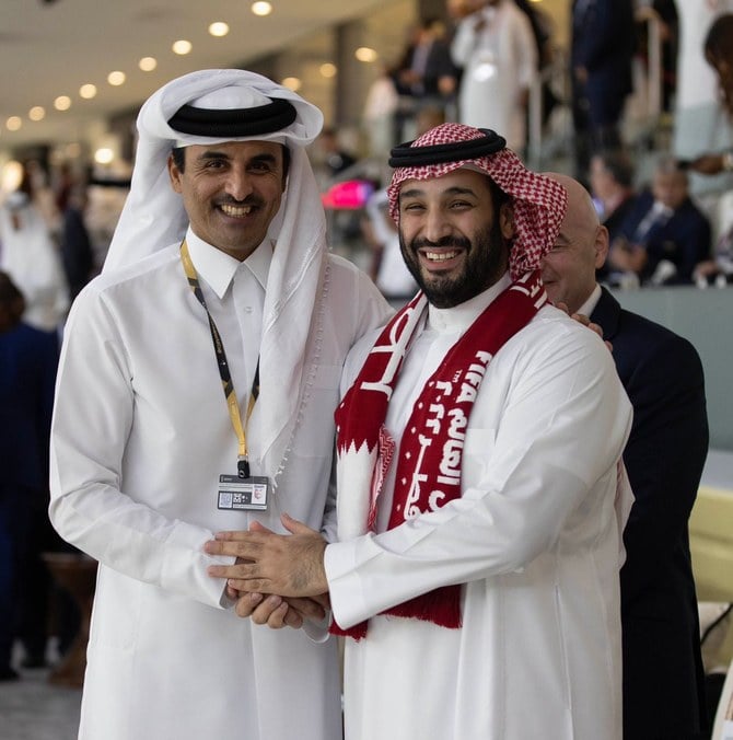 サウジアラビアのムハンマド・ビン・サルマン皇太子殿下とカタールの首長タミーム・ビン・ハマド・アール・サーニ殿下がドーハで開催されたワールドカップ開会式に出席。(バンダル・アル・ガルード)