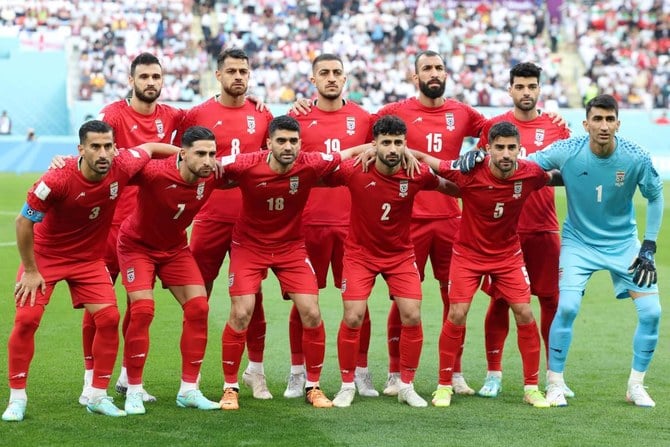 カタール2022ワールドカップ・グループBの対イングランド戦を前にポーズを取るイラン代表チームの選手たち。2022年11月21日、ドーハのハリーファ国際スタジアム。（AFP）