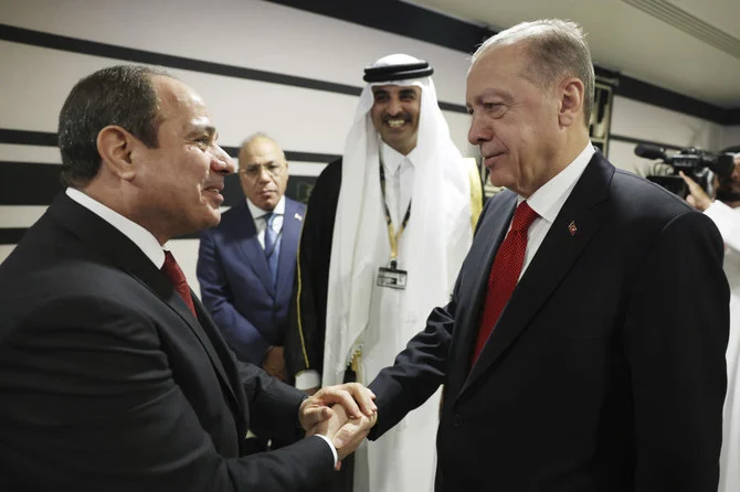 2022年11月20日日曜日、カタールのドーハで行われたサッカー2022年ワールドカップの開会式の場で、トルコのレジェップ・タイイップ・エルドアン大統領とエジプトのアブドゥルファッターハ・エルシーシ大統領が握手を交わす。（AP）