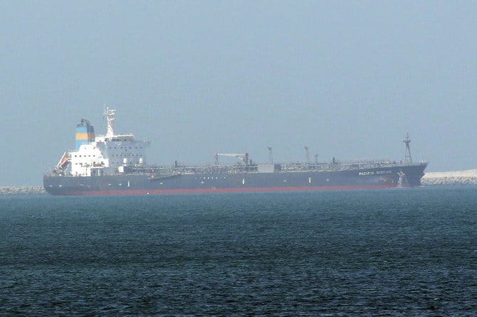 2015年8月16日、シンガポールを拠点とするイースタン・パシフィック・シッピングがドバイのジェベルアリ港で運航する、リベリア船籍の石油タンカー「パシフィック・ジルコン」。（AP/ファイル）