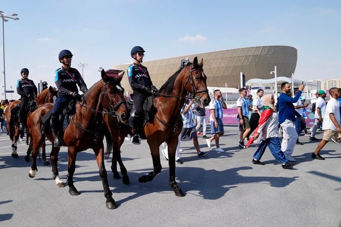 ルサイルスタジアムの外では、カタール警察が馬に乗ってパトロールしている。（AP）