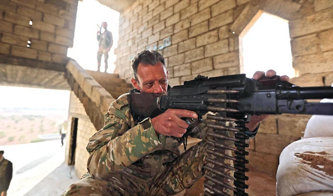 要塞化された拠点で機関銃を構える、トルコが支援するシリアの戦闘員。シリア北アレッポ県の反体制派掌握地域、トルコとの国境近くのジャラーブルス。（AFP）