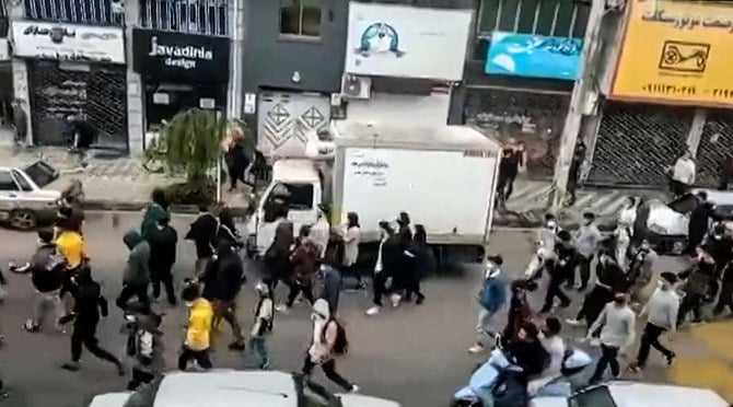イラン北部のギラン州にあるソメサラ市の通りを行進する抗議者ら。（AFP）