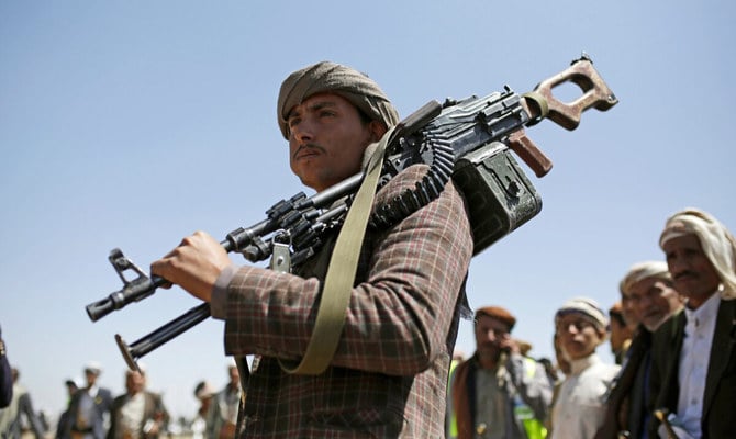 イエメンのサヌアでの部族集会で、武器を構えるイスラム教シーア派のフーシ派メンバー。（AP）