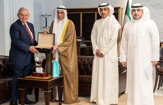 ニュージャージー州選出のボブ・メネンデス上院議員をクウェートで歓迎するクウェートのアフマド・アル・サドゥン国会議長。（KUNA）