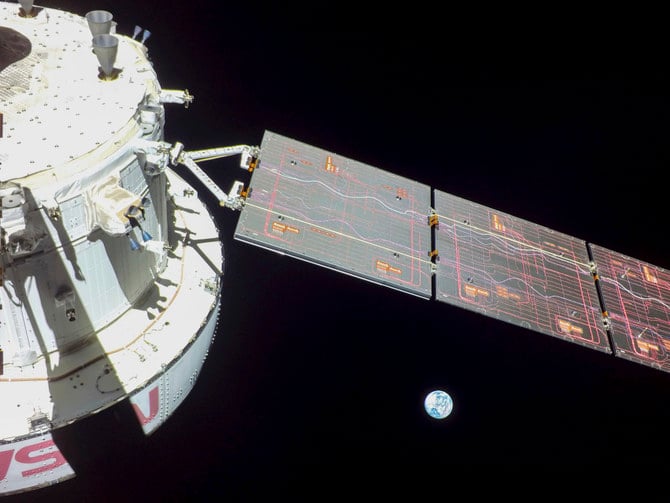 NASAが提供したこの画像では、宇宙船オリオンの太陽光アンテナに取り付けられたカメラが発射後9日目に捉えた地球の姿が映し出されている。オリオンは現在、月面から数万マイルの軌道上を周回している。（AP）