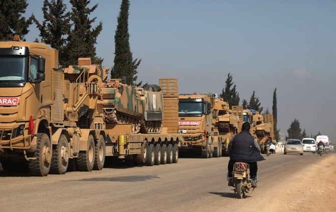 上：シリア・イドリブ地方の反政府勢力が支配する北部の田舎町ハザノ付近に展開するトルコ軍車両の列。（AFP、資料写真）