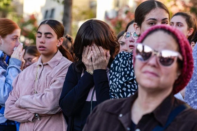 2022年11月23日のエルサレムのバス停爆破事件で死亡したイスラエル系カナダ人、アリエ・シューピックさん（16）の葬儀で、深い悲しみを見せる女性。(AFP)
