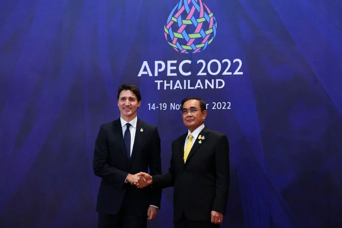 2022年11月18日、APEC首脳会議が開かれるタイのバンコクに到着し、タイのプラユット・チャンオチャ首相に出迎えられるカナダのジャスティン・トルドー首相（左）。（カナディアンプレス、AP）