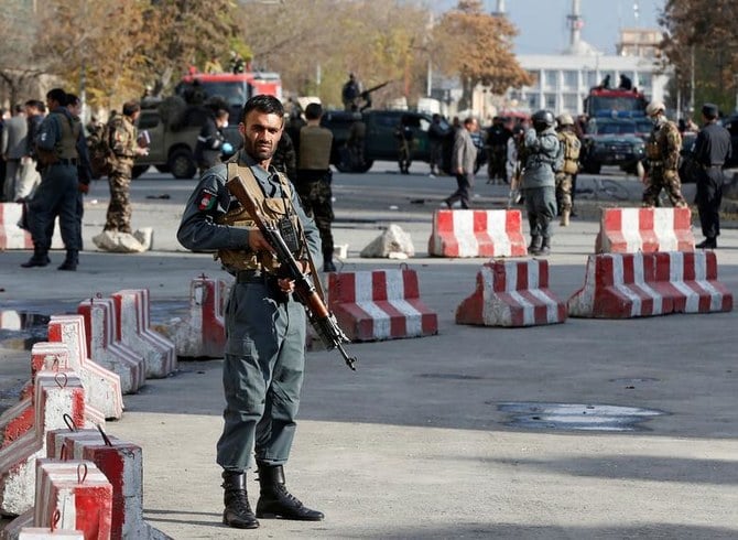 2018年11月12日、アフガニスタンのカブールで発生した爆発現場を監視するアフガニスタンの警察官。 （ロイター通信）