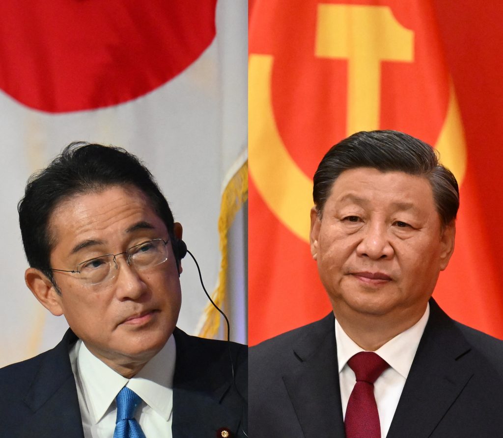 日本の岸田文雄首相（左）と中国の習近平国家主席（右）。（AFP）