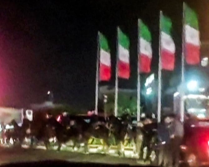 イランの首都テヘランのサデギエ地区を巡回する騎馬警官隊の、2022年11月7日に投稿されたユーザー作成動画から抜粋した画像（AFP）