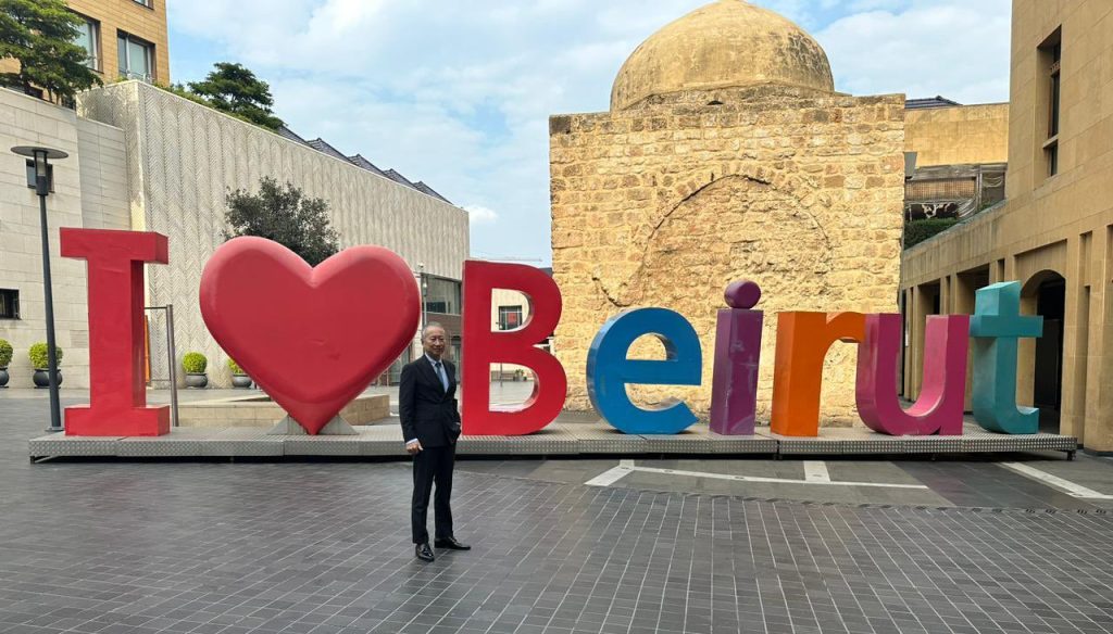「I Love Beirut」というオブジェの前に立つ大久保武・駐レバノン日本大使。レバノンのベイルート中心街。（ツイッター： @TakeshiOkubo3 ）