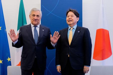 2022年11月4日、イタリアのアントニオ・タヤーニ外務・国際協力相（左）と日本の林芳正外相はG7外相会合が開かれているドイツ西部のミュンスター市庁舎で二国間会談を行った。（AFP）