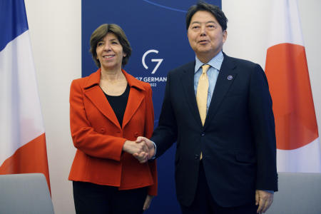 2022年11月4日、フランスのカトリーヌ・コロナ外相（左）と日本の林芳正外相はドイツのミュンスター市庁舎で開かれているG7外相会合で二国間会談を行った。（AP）