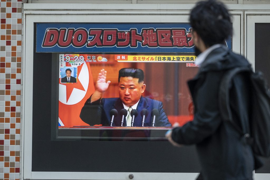 10月4日、北朝鮮は5年ぶりに日本上空に弾道ミサイルを発射し、住民に避難するよう警報が発令された。（AFP通信）