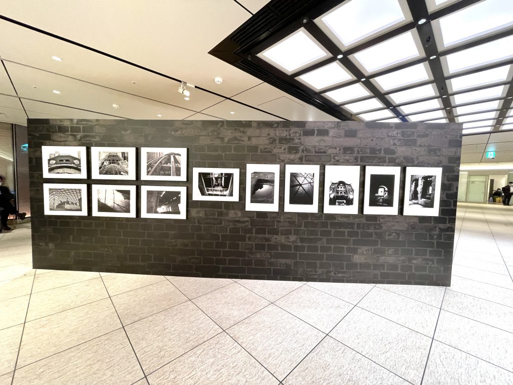 東京駅での展示写真の多くは白黒で、毎日80万人が利用している駅の歴史を紹介した。(ANJ)