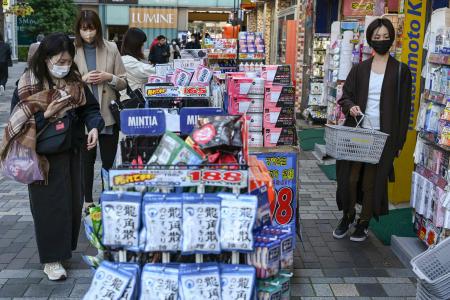 東京都では、新たに７７７７人の感染を確認。１日当たりの新規感染者は１週間前と比べ８５５人増加した。新たに確認された死者は６人。 (AFP)