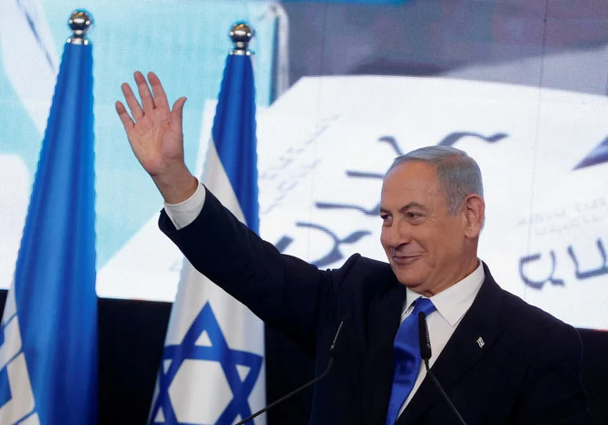 イスラエルの総選挙中に党本部で支持者に向けて演説し手を振るリクード党のベンヤミン・ネタニヤフ党首。2022年11月2日、エルサレム。（ロイター）