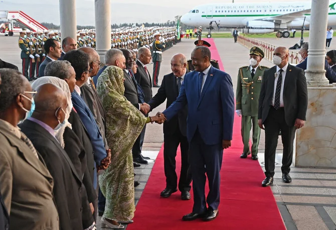 アルジェで開かれたアラブ連合サミットの参加者を歓迎するアルジェリアのアブデルマジド・テブン大統領。2022年11月1日（Handout / AFP）