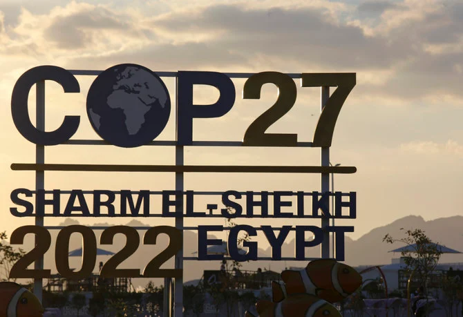 エジプトのシャルム・エル・シェイクで開催されている第27回国連気候変動枠組条約締約国会議の文字看板の後ろに沈む夕日。（AP）