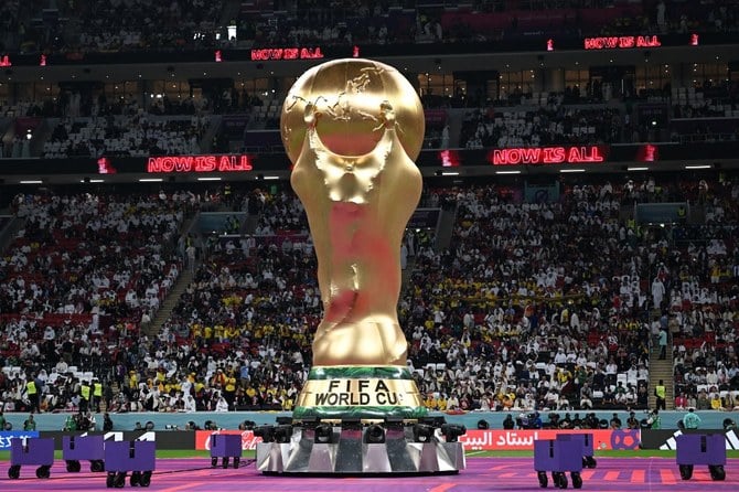開幕戦のカタール対エクアドル戦を前にピッチ上に置かれたFIFAワールドカップ優勝トロフィーの巨大レプリカ（ファイル／AFP＝時事）
