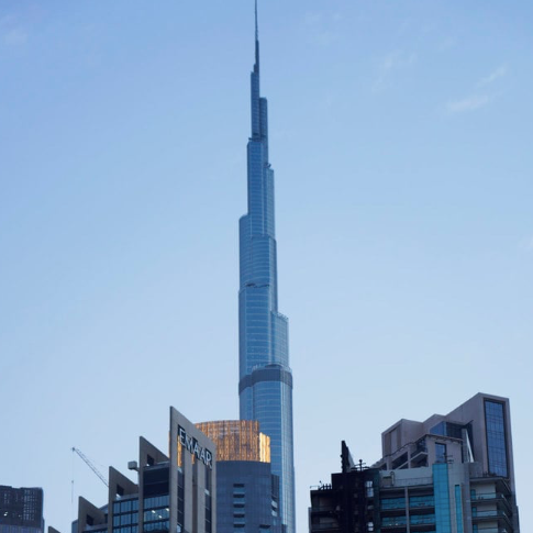 2022年11月7日、アラブ首長国連邦のドバイにある世界最高層のブルジュ・ハリファを背後に、火災の爪あとが見られる高層ビル「8ブルバードウォーク」（右下）。(AP)