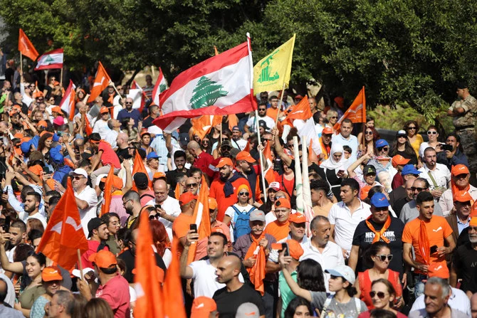 レバノンのミシェル・アウン大統領が日曜日に退任する際、自由愛国運動とヒズボラのメンバーが別れを告げる。 (AFP)