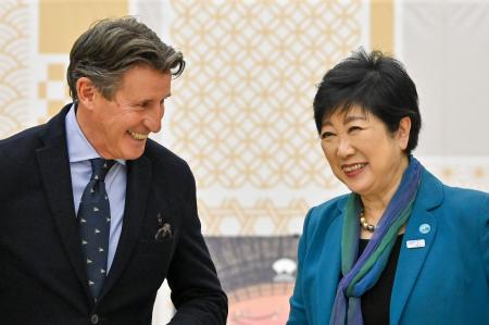 小池都知事は、「この冬の厳しいエネルギー情勢をみんなで乗り切るための一つのツールだ」と述べ、フランスのエマニュエル・マクロン大統領(左)も「率先してタートルネックを着ている」と付け加えた。(AFP)