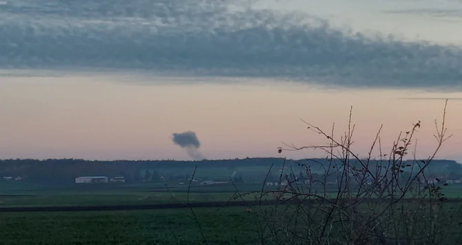 2つの爆発が報告される中で、ウクライナとの国境に近いポーランドのノヴォシオルキからは、遠くに煙が立ち上るのが見られる（2022年11月15日、ソーシャルメディアより取得した画像）。（ロイター）