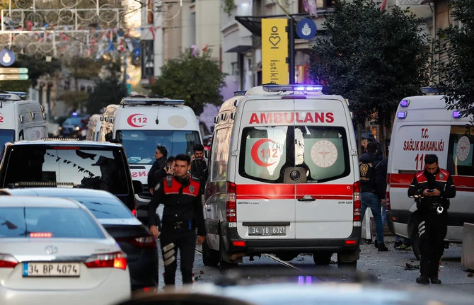 トルコのイスタンブール中心部にあるタクシム地区での爆発の後、現場近くに到着する救急車。2022年11月13日。（ロイター）
