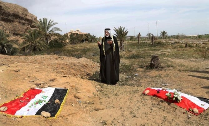 2015年に撮影されたこの資料写真の中で、イラク人男性が、集団墓地がある場所で、殺された親族のために祈りをささげている。この集団墓地は、ダーイシュの戦闘員に殺されたイラク兵の遺体を収容しているとされている。イラク兵は、ダーイシュがイラクのティクリートにある軍事基地「キャンプ・スペイサー」を占拠したときに殺された。（AP/資料写真）