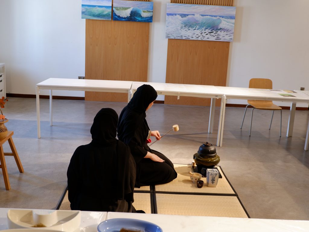今回のワークショップは、初めてアラビア語で、日本文化に情熱を持ち、これら古来の芸術を何年も学んできたUAEの学生たちによって行われた。