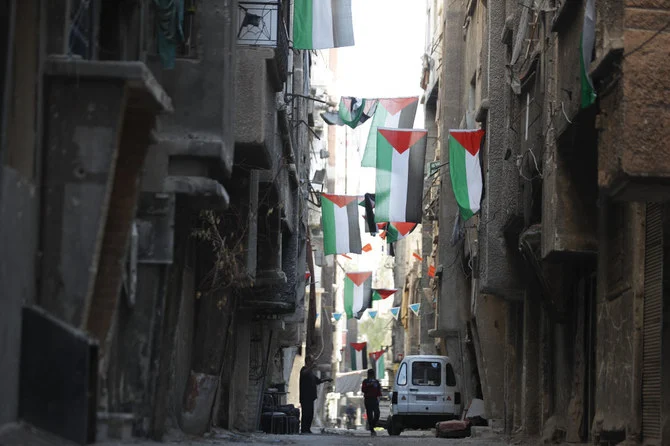 かつてここがパレスチナ難民コミュニティの政治的、文化的中心地であったことは、廃屋同然となった家々に掲げられたパレスチナ国旗からのみうかがい知ることができる。（ファイル／AP）