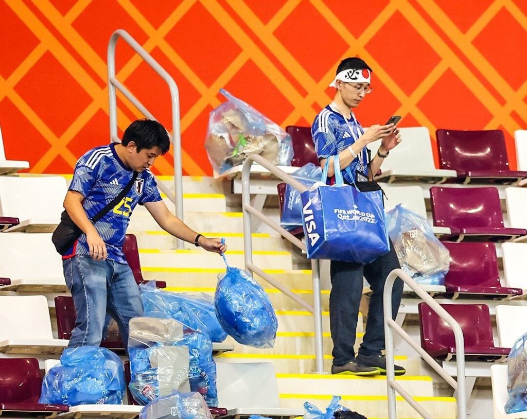 日本のサポーターも試合後、ゴミを残さないようにスタジアムを掃除した。 （ツイッター）