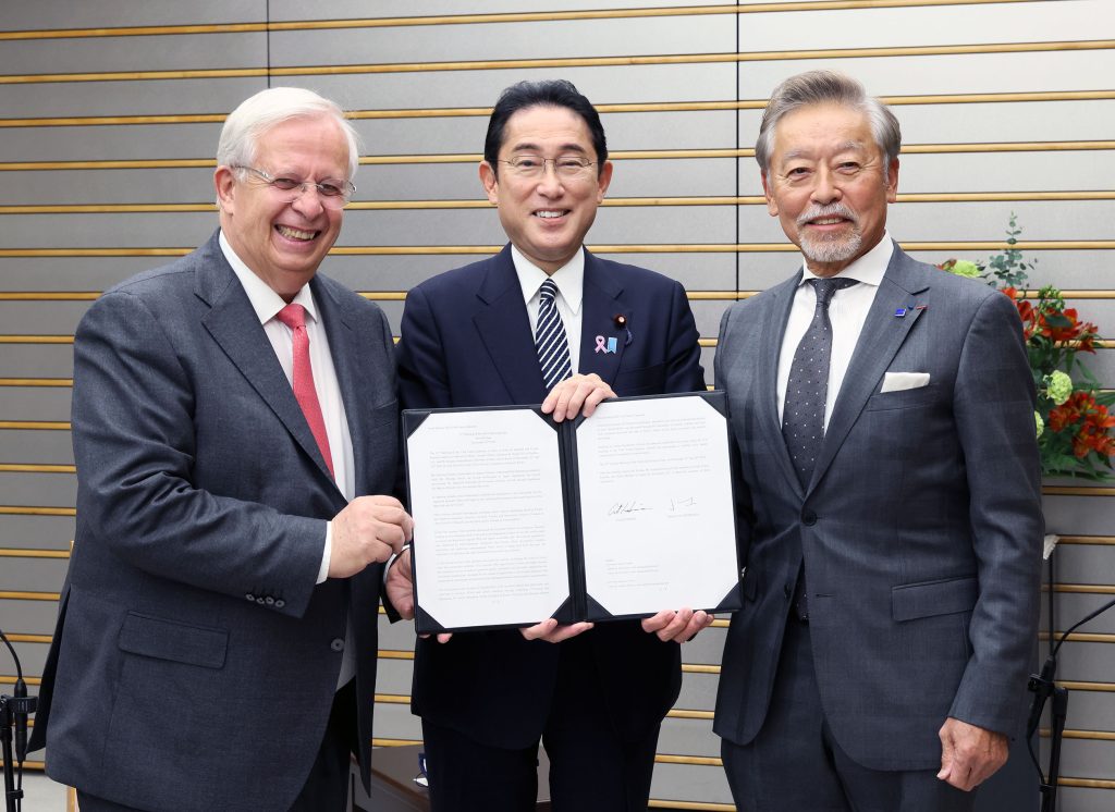 日仏クラブを代表して岸田首相に同クラブ第31回総会のプレスリリースを手渡す堀場氏（右）とアッシェンブロワ氏（左）。（首相官邸）