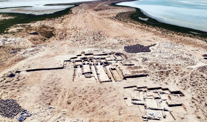 ウム・アル・クワインのシニヤ島で古代の修道院が発見された。(AP)