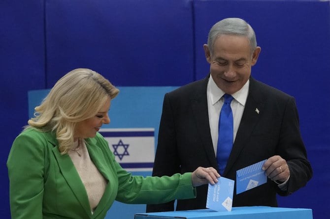 イスラエルの選挙で投票するリクード党首のベンヤミン・ネタニヤフ氏とサラ夫人。2022年11月1日(火)、エルサレム。(写真:AP)