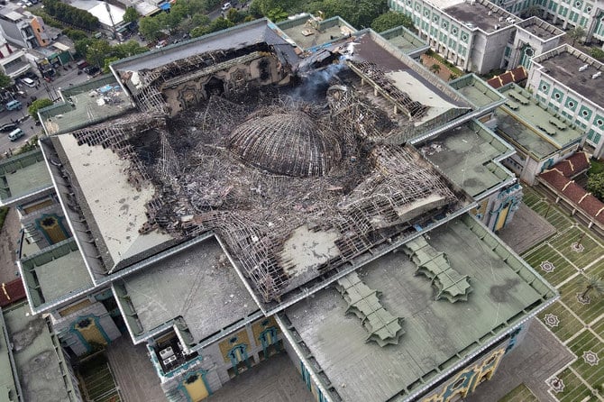 2022年10月20日に撮影された航空写真では、ジャカルタのイスラムセンター・モスクの崩壊したドームの残骸が、くすぶっている様子が写っている。（AFP）