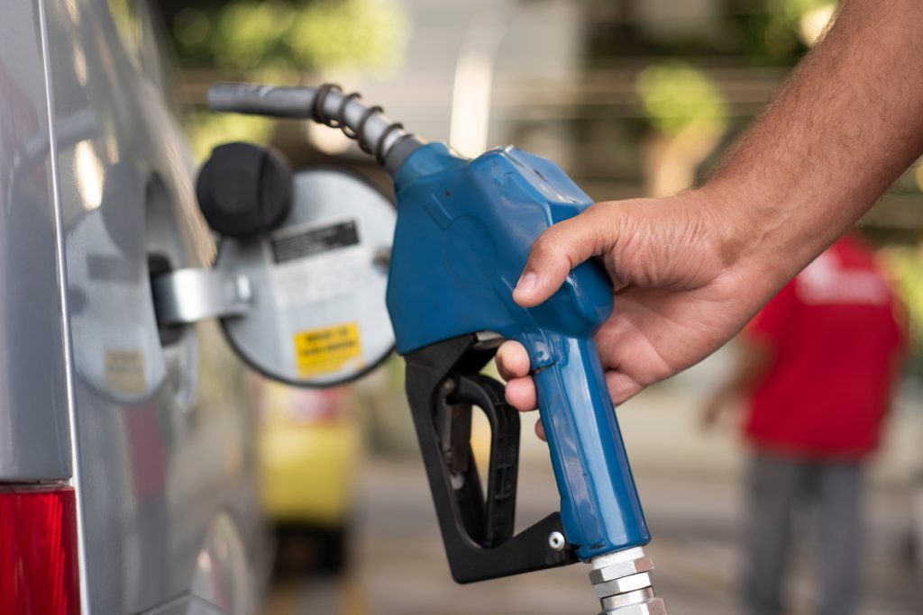 レギュラーガソリンの平均小売価格が3週間ぶりに下落。 (シャッターストック)